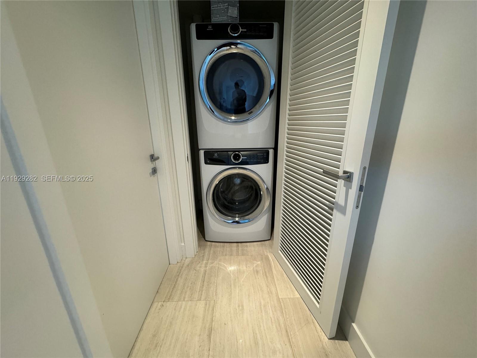 1451 Brickell Avenue, Unit 1105 Miami, FL 33131 - Photo 7 of 43 a bedroom with a washer and dryer