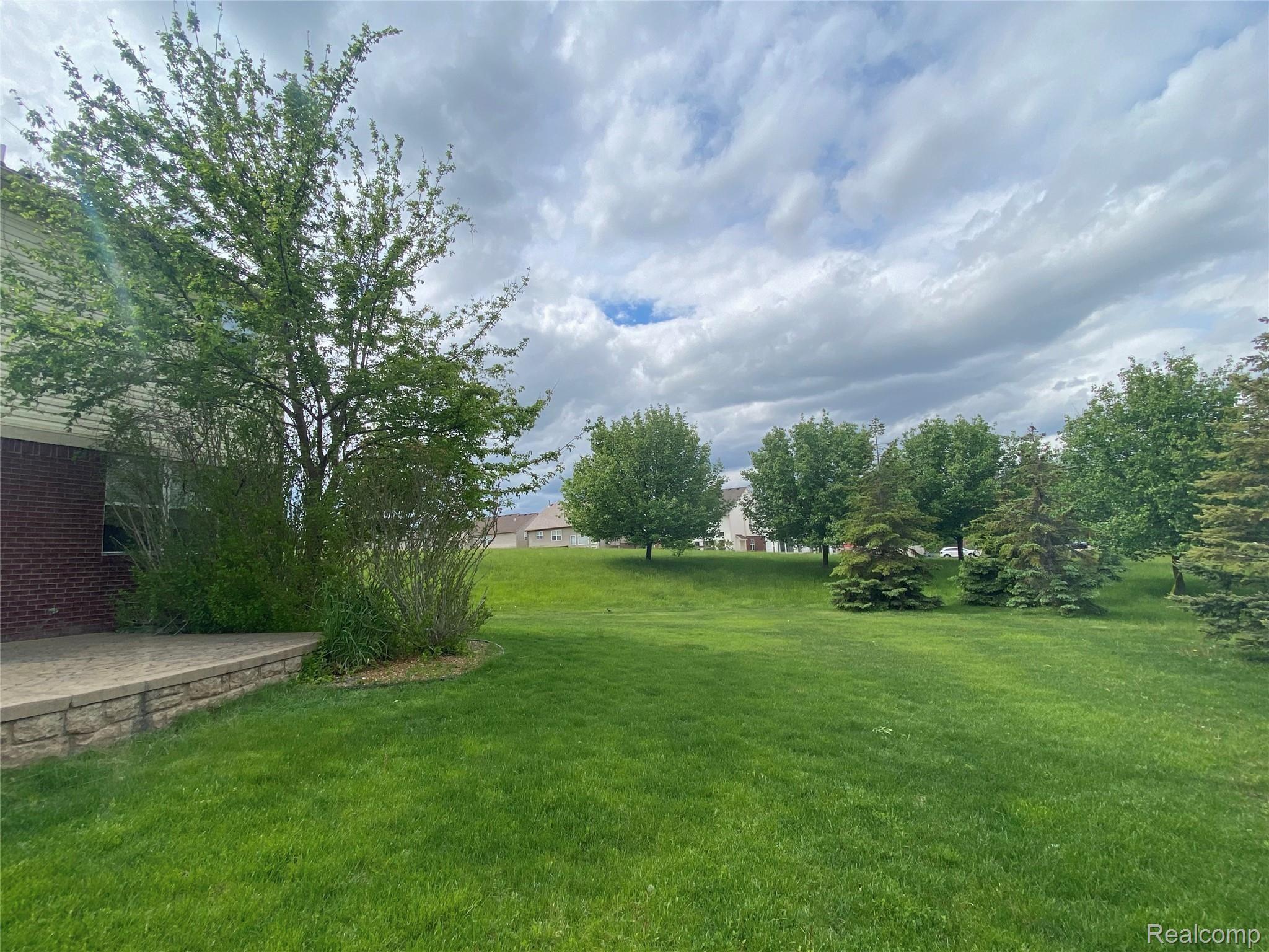 29226 Ridge Court Warren, MI 48092 - Photo 10 of 11 Idyllic surroundings.jpg