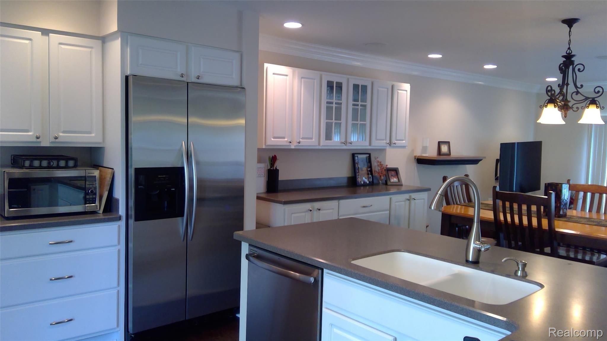 1297 Lamplighter Lane Rochester, MI 48306 - Photo 6 of 32 Kitchen with plenty of cabinet and counter top space