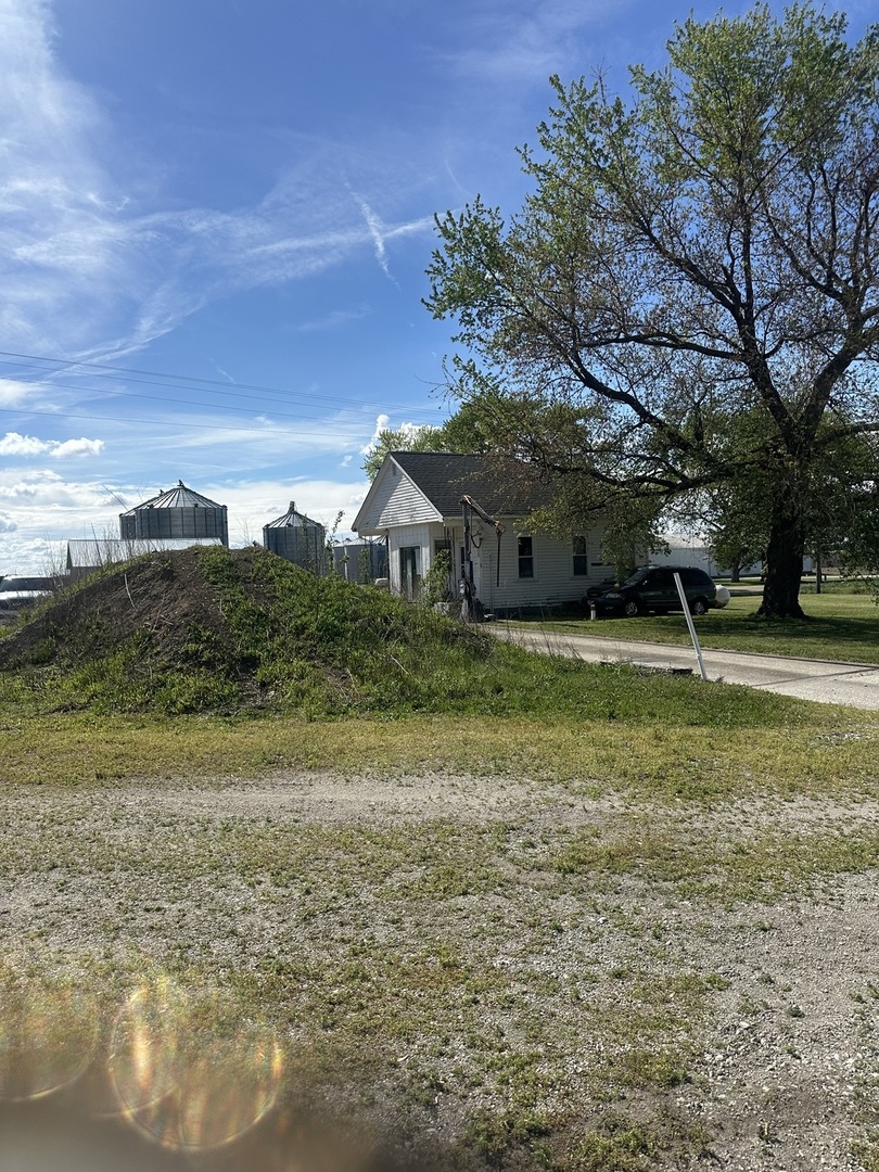4499 North 3200 East Road Arrowsmith, IL 61722 - Photo 2 of 20 a view of a town with large trees