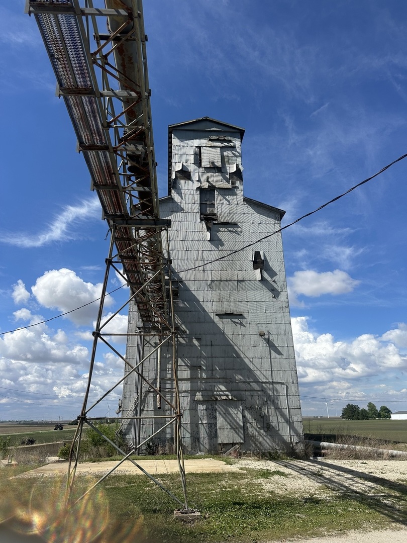 4499 North 3200 East Road Arrowsmith, IL 61722 - Photo 4 of 20 a water fountain sitting in the middle of a building