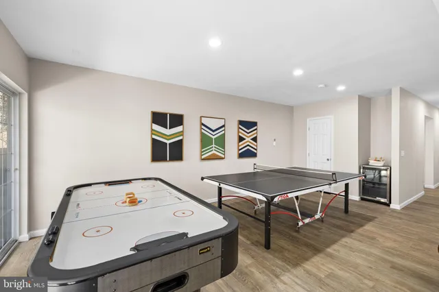 a view of roof with a small yard