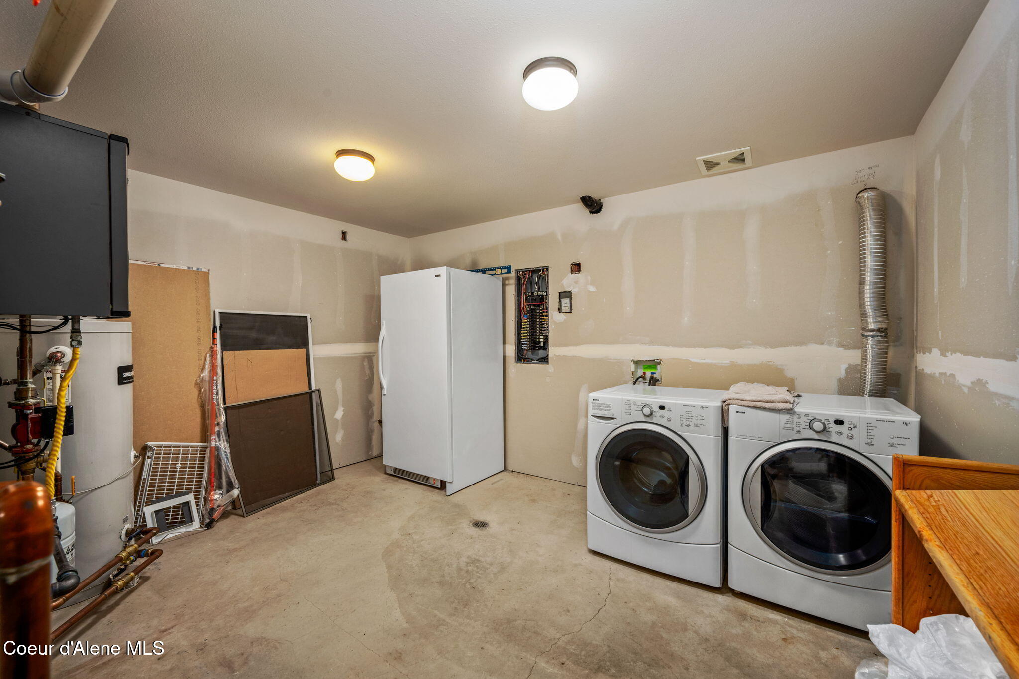 25739 North Good Hope Road Athol, ID 83801 - Photo 31 of 52 Large laundry & utility room