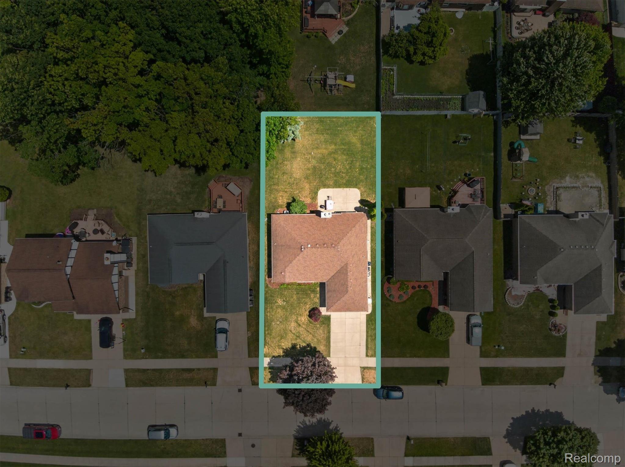 46362 Springhill Drive Utica, MI 48317 - Photo 59 of 59 Aerial perspective highlighting the property with an extended backyard, paved driveway, and mature landscaping
