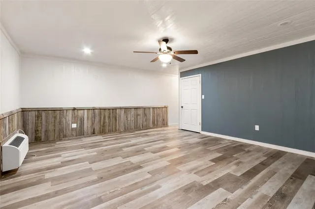 a view of entryway with a ceiling fan