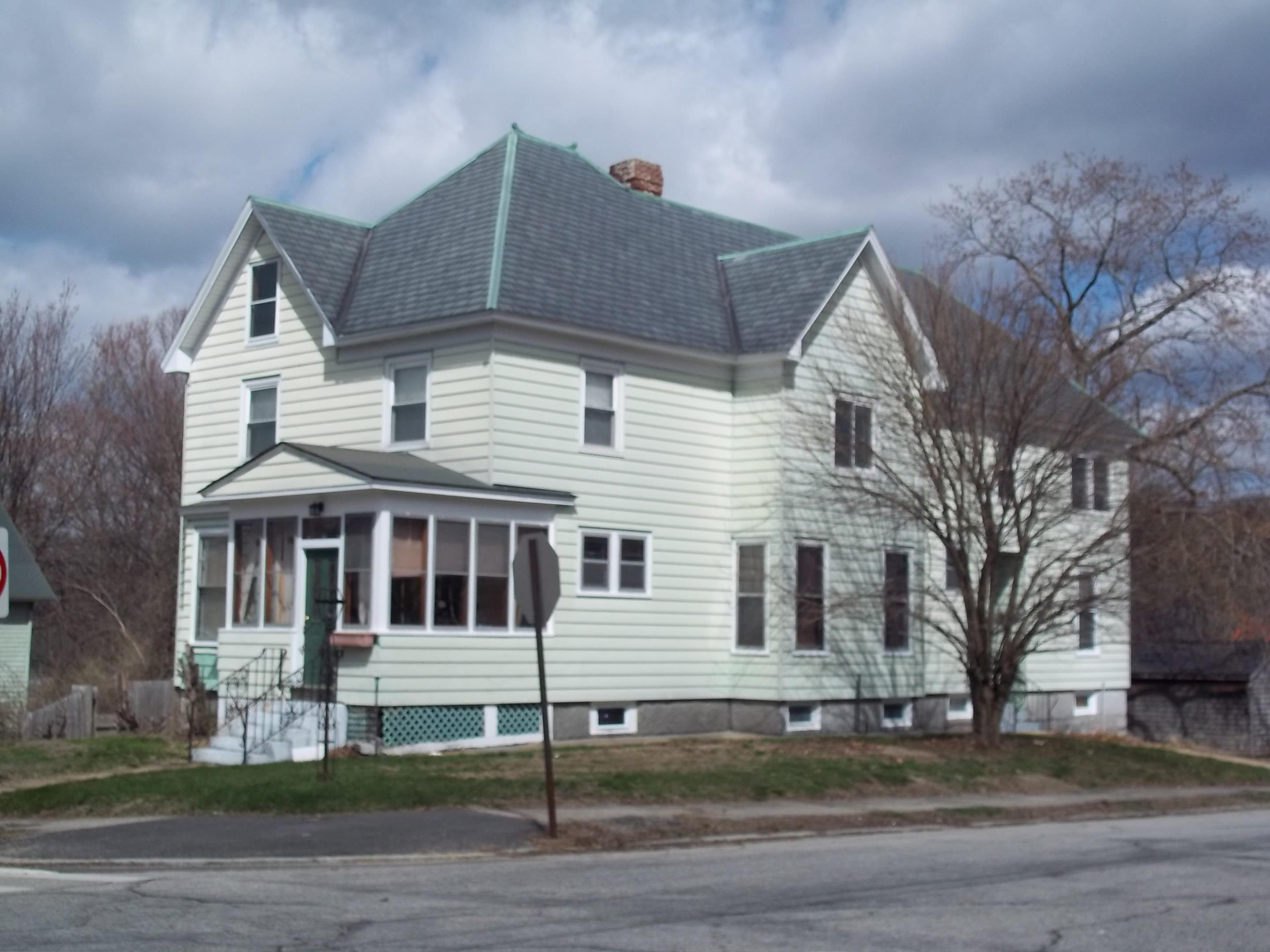 552 Spruce Street Manchester, NH 03103 - Photo 1 of 18 Gallery Image 1