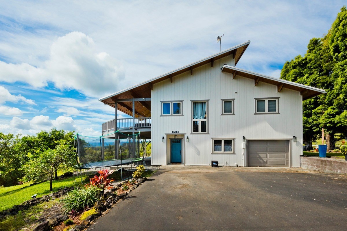 2104 Kaiwiki Road Hilo, HI 96720 - Photo 3 of 27 front view of a house with a street