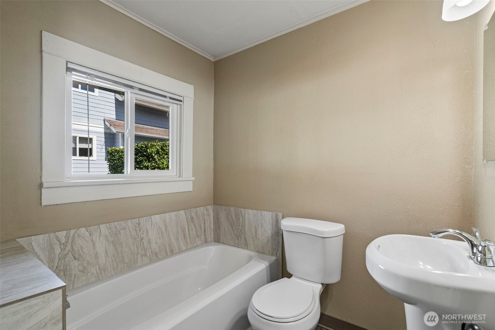 714 G Street Centralia, WA 98531 - Photo 19 of 40 a bathroom with a toilet a sink and a bathtub