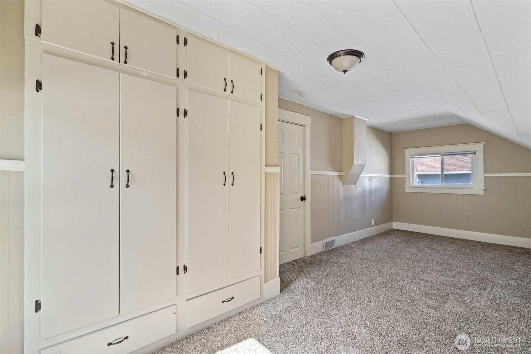 714 G Street Centralia, WA 98531 - Photo 24 of 40 a view of an empty room with closet area