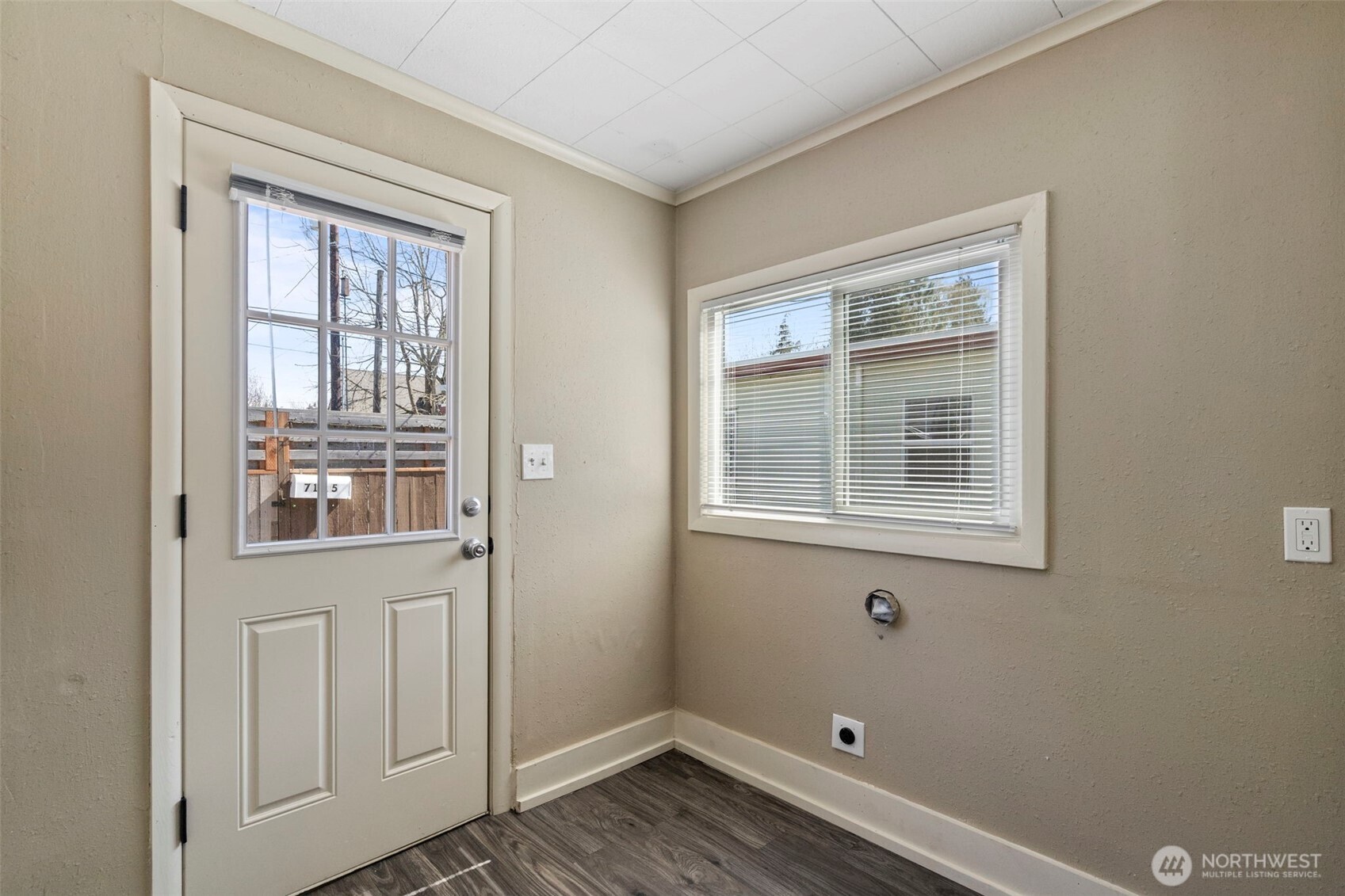 714 G Street Centralia, WA 98531 - Photo 25 of 40 an empty room with a window