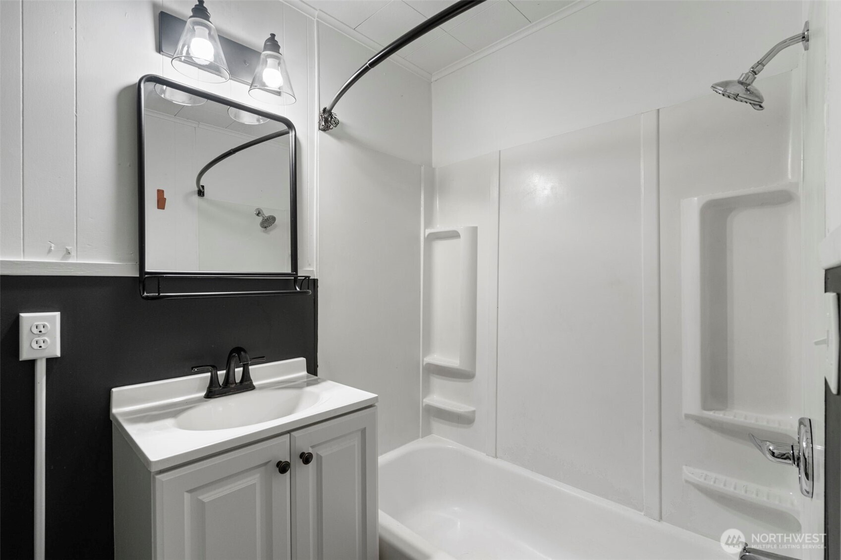 714 G Street Centralia, WA 98531 - Photo 37 of 40 a bathroom with a bathtub and a sink
