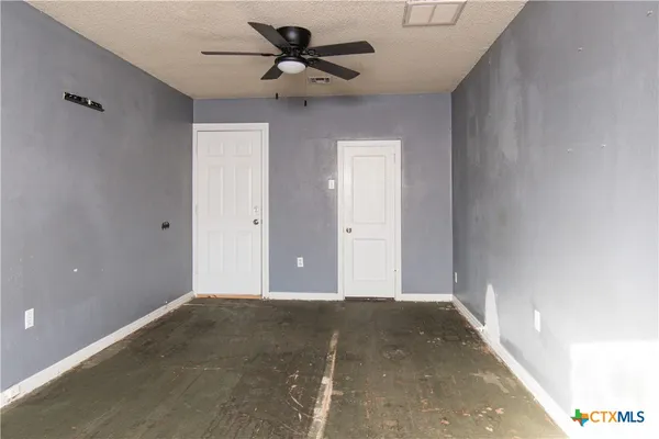 a view of room with a ceiling fan