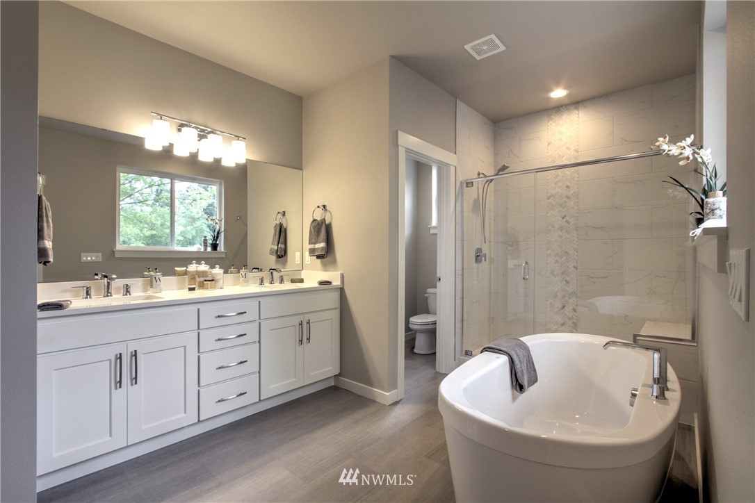 3304 Creswell Road, Unit 11 Snohomish, WA 98290 - Photo 14 of 18 a bathroom with a bathtub a sink a toilet a mirror