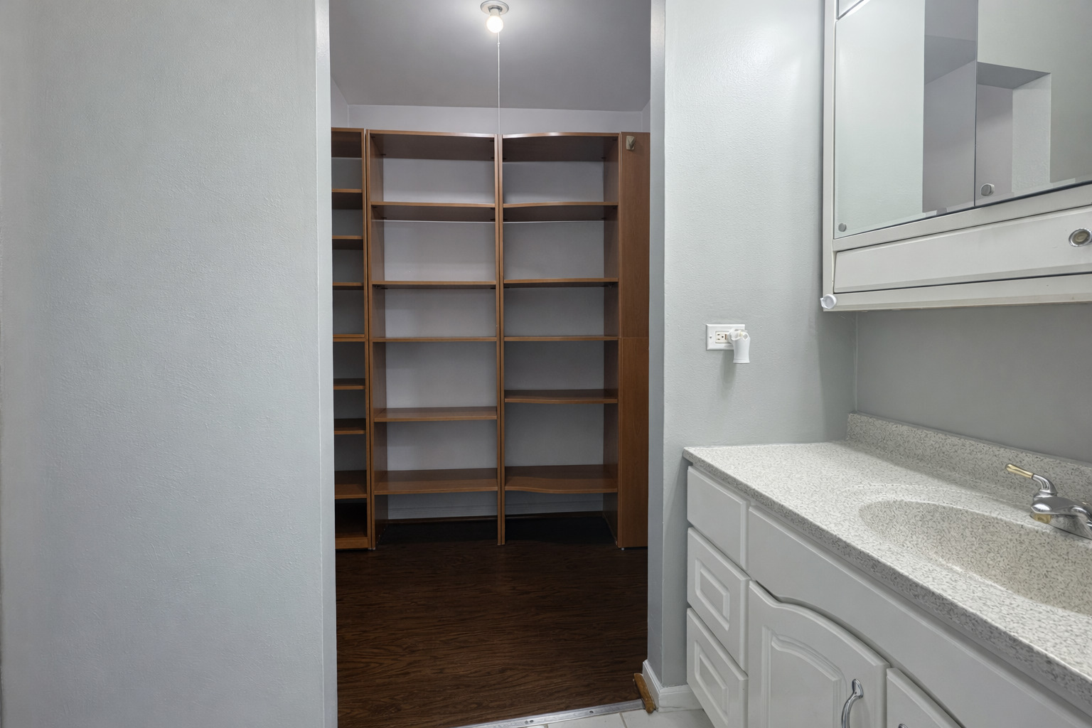 1527 Mohawk Trail Wheeling, IL 60090 - Photo 11 of 21 a bathroom with a sink and a vanity