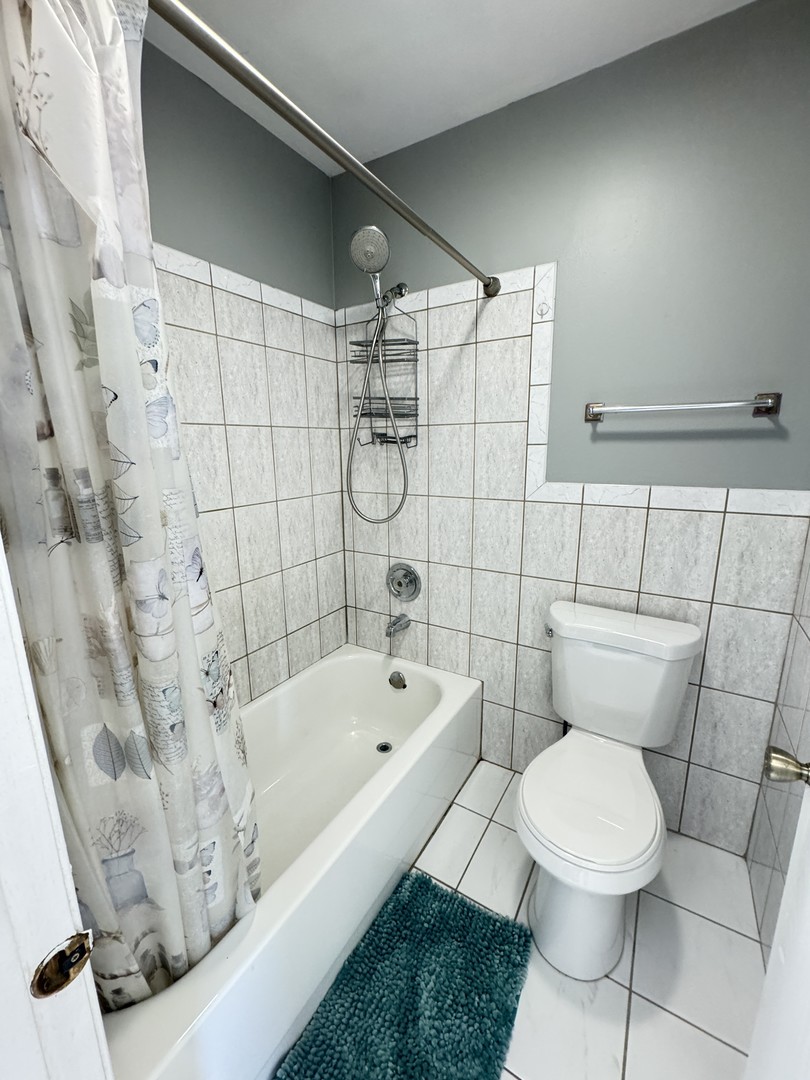 1527 Mohawk Trail Wheeling, IL 60090 - Photo 13 of 21 a bathroom with a toilet and a shower