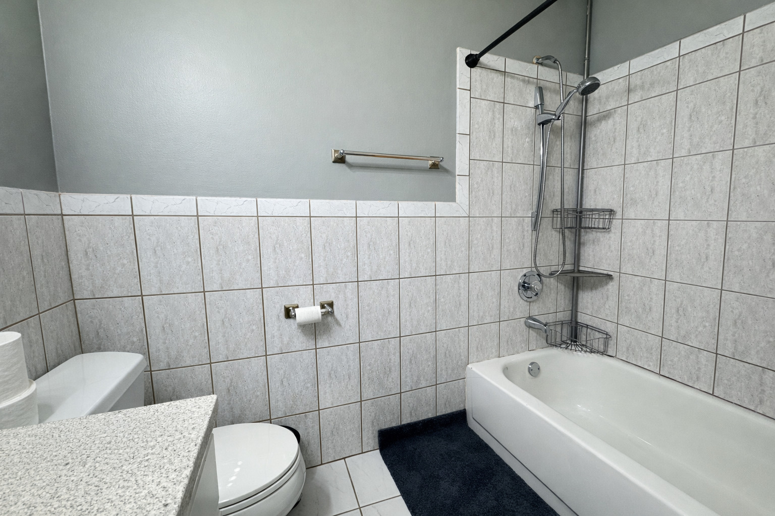 1527 Mohawk Trail Wheeling, IL 60090 - Photo 16 of 21 a bathroom with a toilet bathtub and sink
