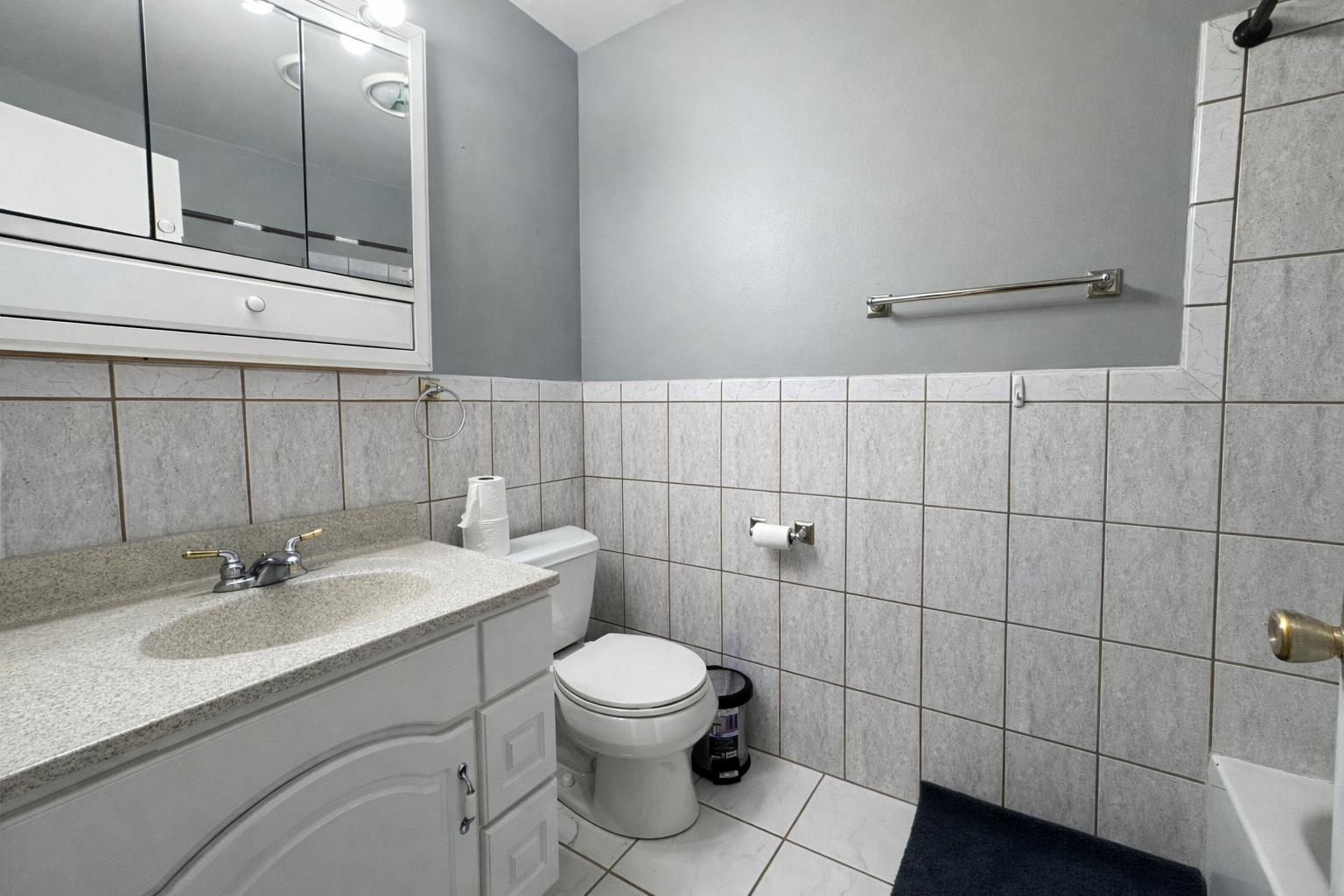 1527 Mohawk Trail Wheeling, IL 60090 - Photo 17 of 21 a bathroom with a toilet sink and mirror