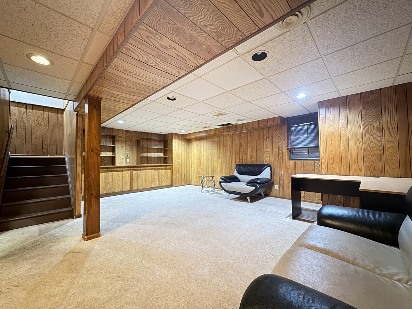 1527 Mohawk Trail Wheeling, IL 60090 - Photo 18 of 21 a living room with furniture and a window