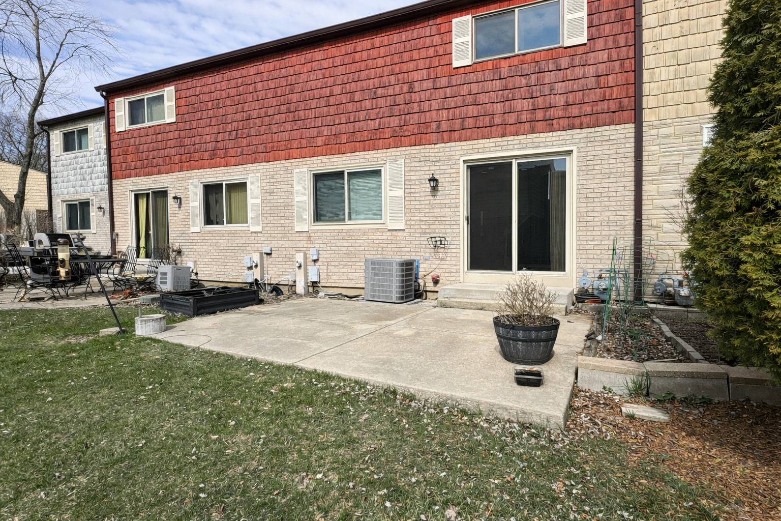 1527 Mohawk Trail Wheeling, IL 60090 - Photo 20 of 21 a front view of a house with swimming pool