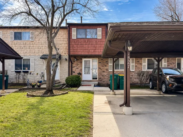 $2,500 | 1527 Mohawk Trail, Wheeling, IL 60090