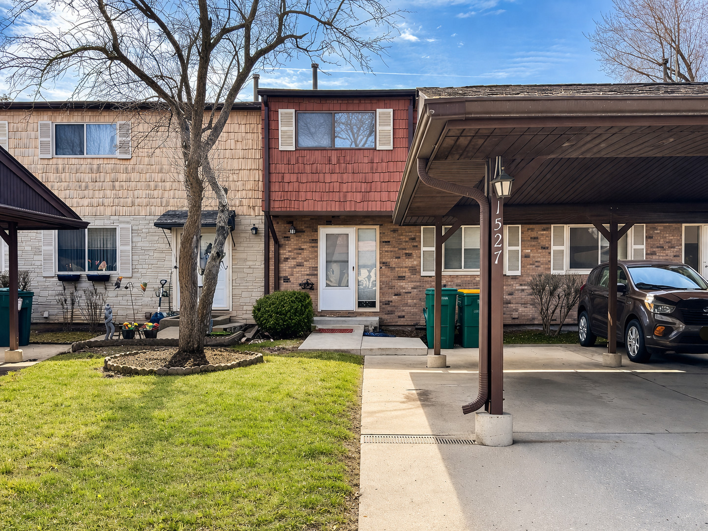 1527 Mohawk Trail Wheeling, IL 60090 - Photo 2 of 21 a front view of a house with garden