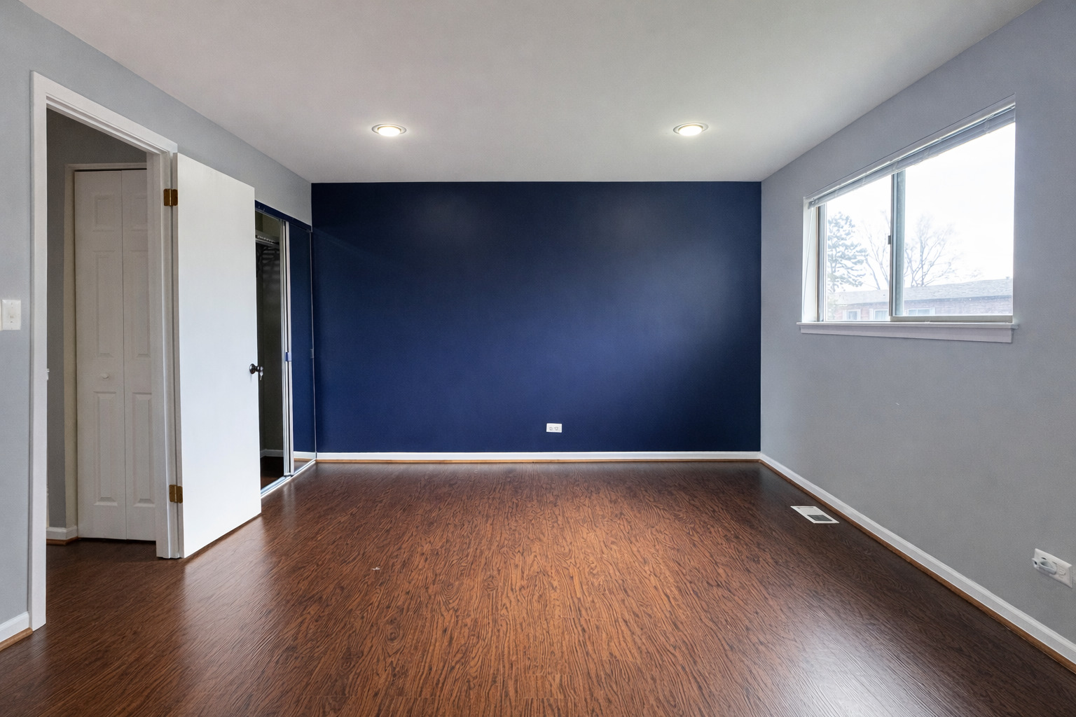 1527 Mohawk Trail Wheeling, IL 60090 - Photo 10 of 21 a view of an empty room with wooden floor and a window