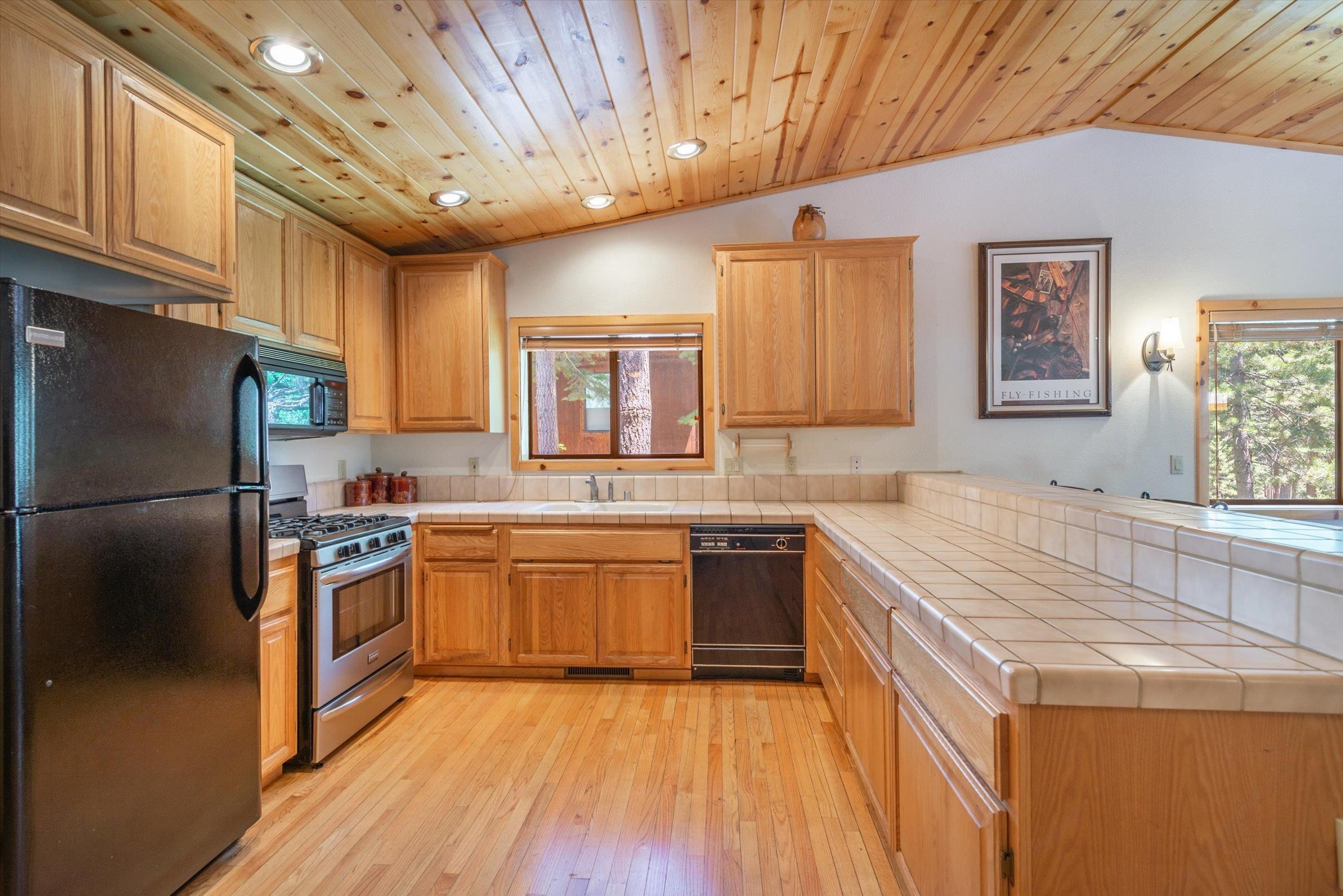 12027 Kitzbuhel Road Truckee, CA 96161 - Photo 8 of 21 Gallery Image 8