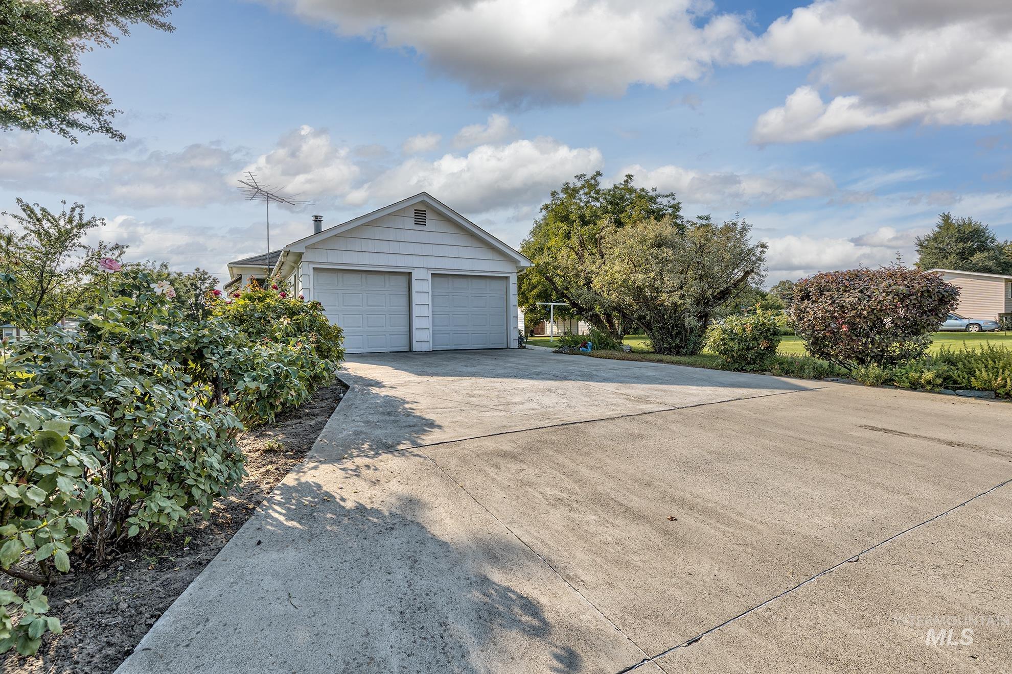 116 Pioneer Road Weiser, ID 83672 - Photo 27 of 41 Garage featuring driveway