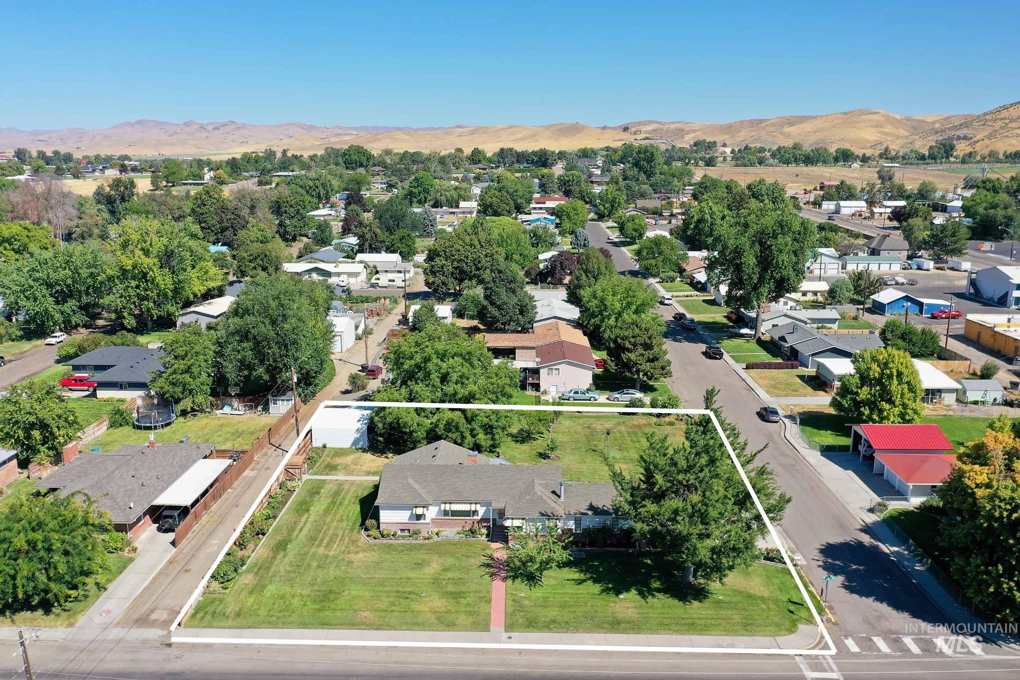 116 Pioneer Road Weiser, ID 83672 - Photo 38 of 41 Aerial view of residential area featuring property parcel outlined and a mountain backdrop