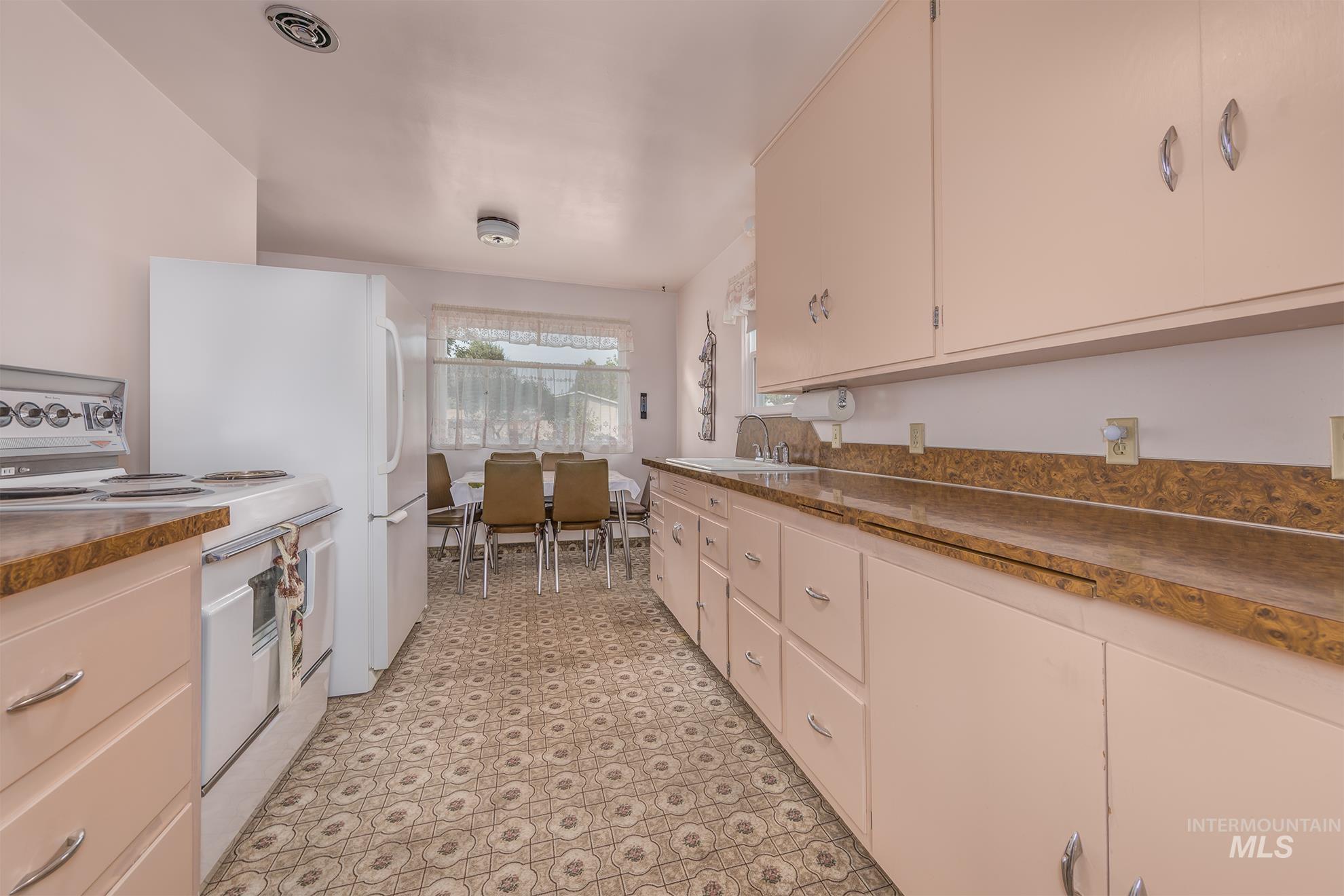 116 Pioneer Road Weiser, ID 83672 - Photo 8 of 41 Kitchen featuring white appliances and dark countertops