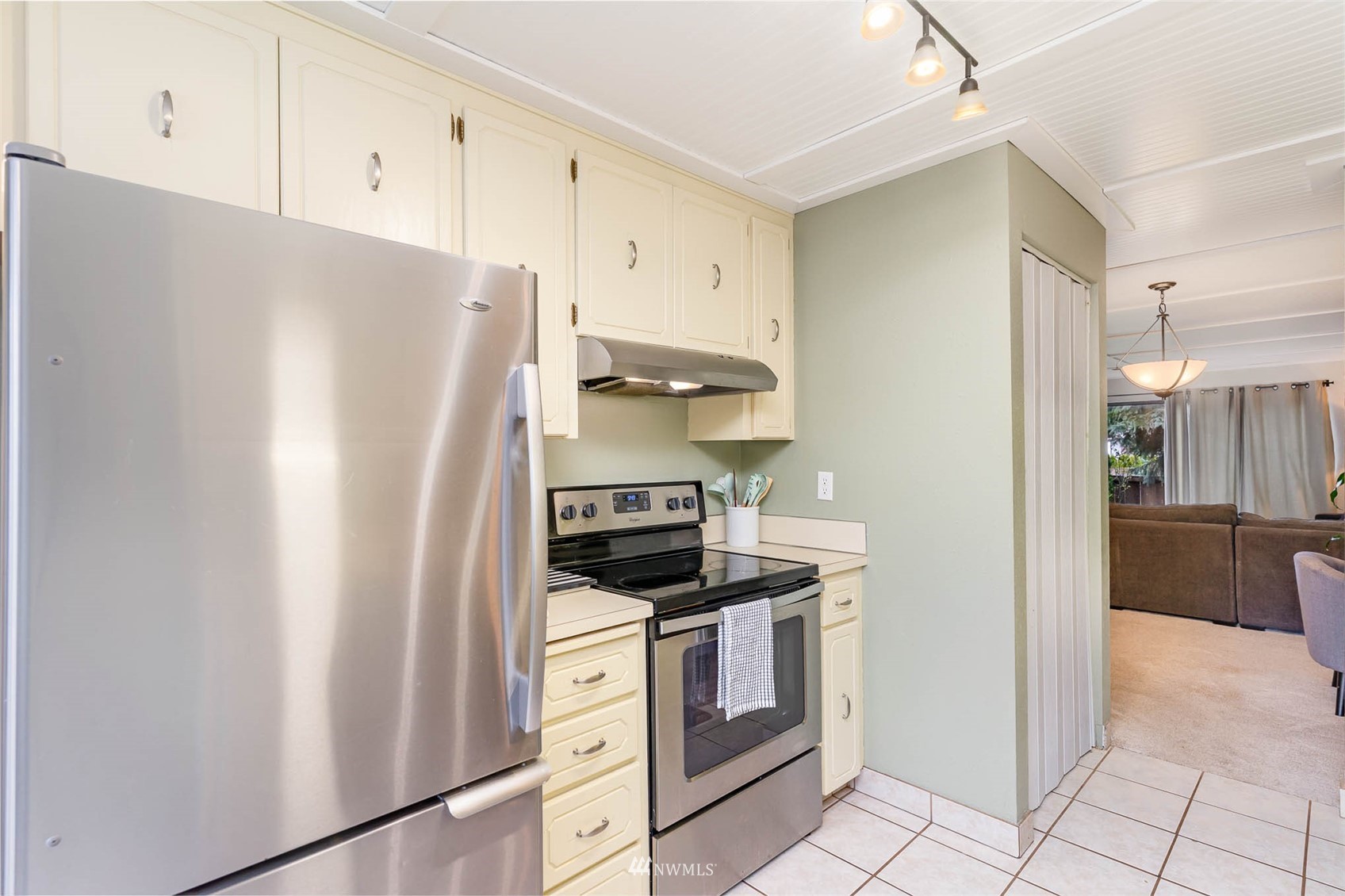 21501 4th Avenue West, Unit B14 Bothell, WA 98021 - Photo 5 of 24