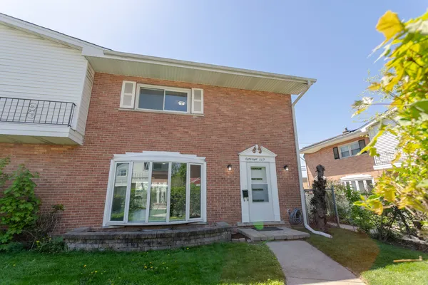$344,000 | 8800 Dee Road, Unit A, Des Plaines, IL 60016