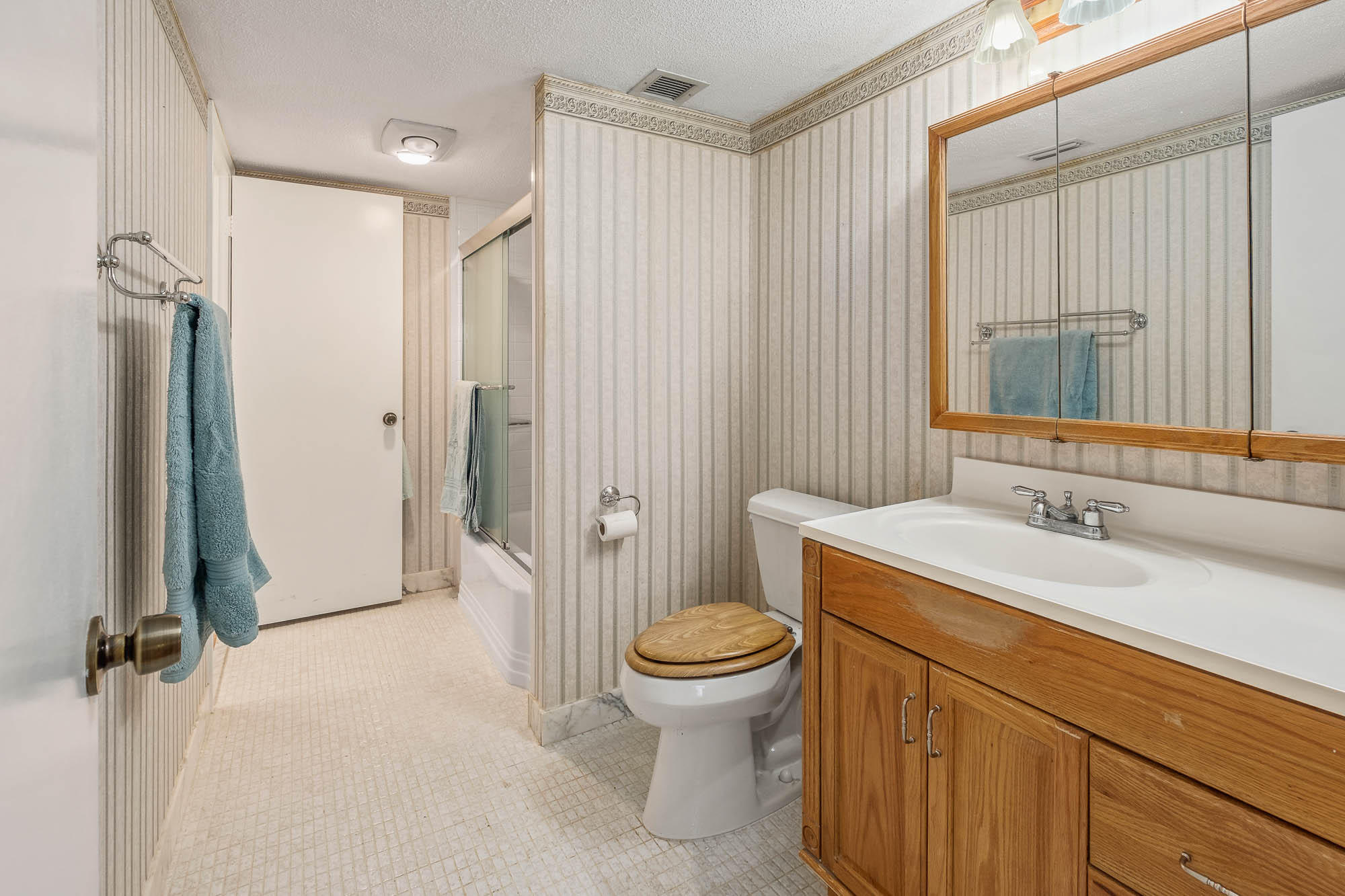 7 Royal Palm Way, Unit 305 Boca Raton, FL 33432 - Photo 16 of 24 016-Boca-Bayou-Condo-Boca-Raton-Interior