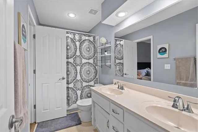 $550,000 | 6714 West 148th Terrace, Overland Park, KS 66223