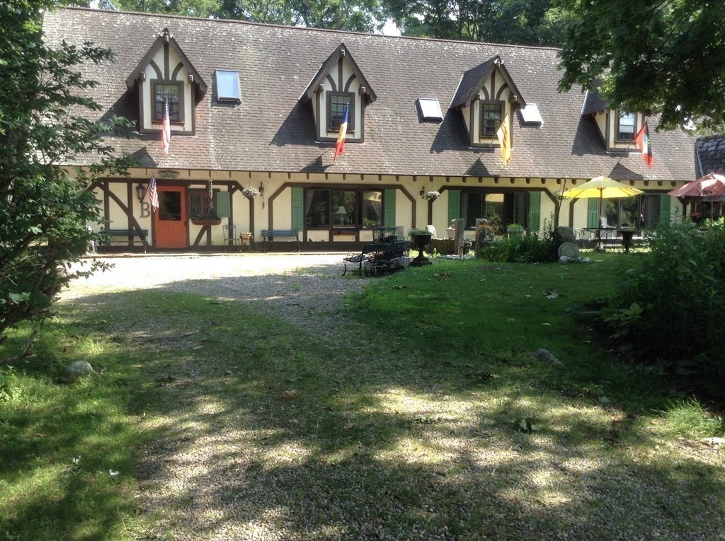 a view of house with garden