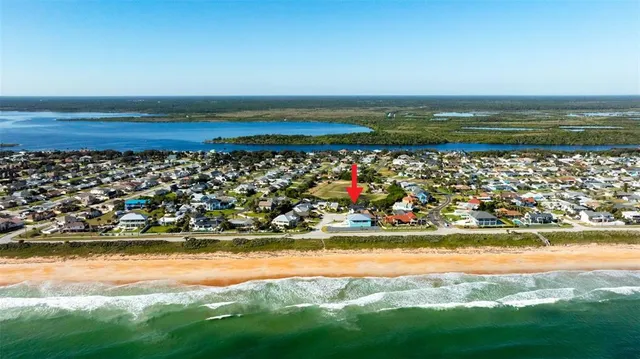 a view of an house with backyard and garden