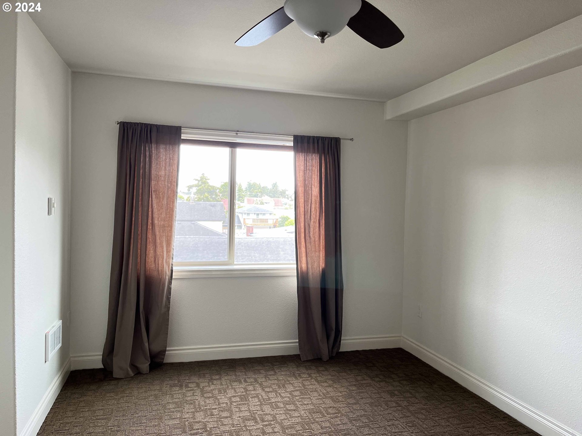 211 Harbor Street, Unit 31 Florence, OR 97439 - Photo 24 of 44 an empty room with a window