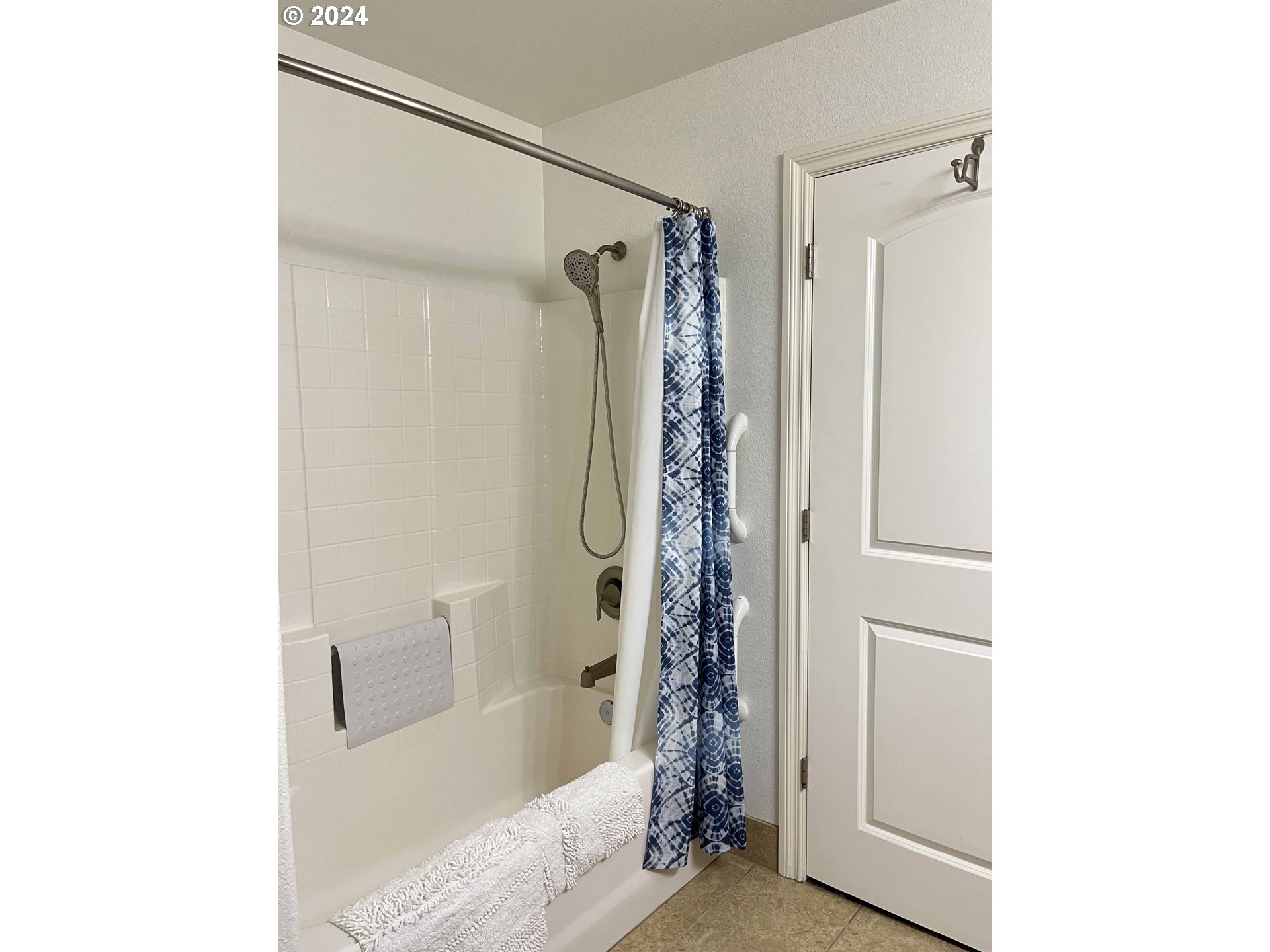 211 Harbor Street, Unit 31 Florence, OR 97439 - Photo 28 of 44 a bathroom with a bathtub and shower