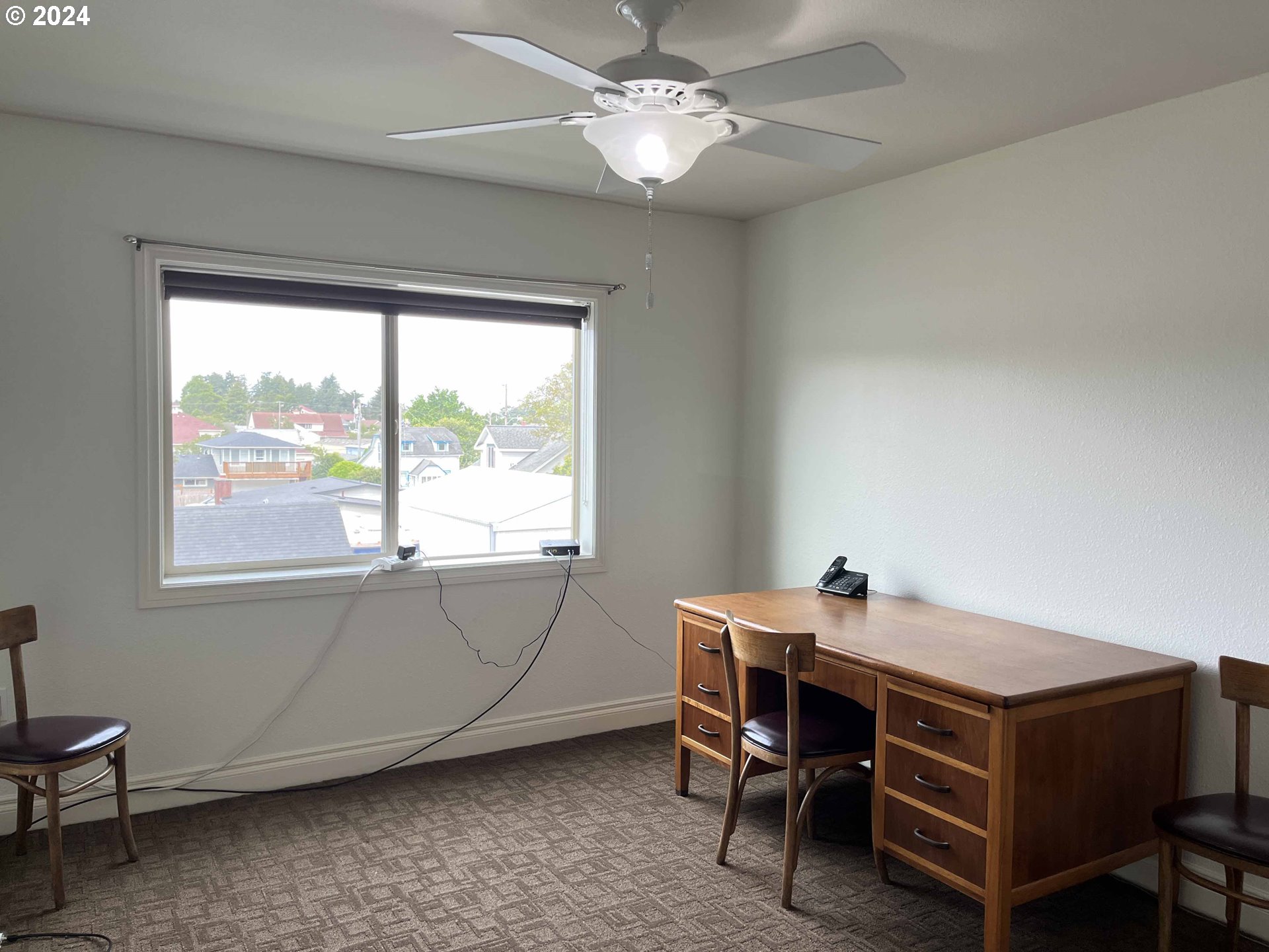 211 Harbor Street, Unit 31 Florence, OR 97439 - Photo 29 of 44 a room with furniture and a window