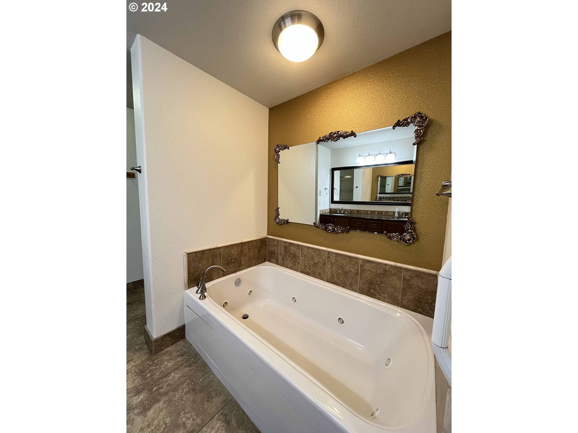211 Harbor Street, Unit 31 Florence, OR 97439 - Photo 31 of 44 a bathroom with a bathtub and a sink