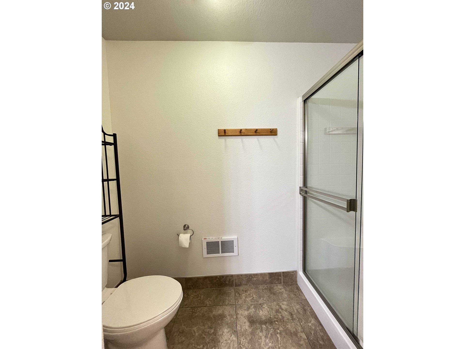 211 Harbor Street, Unit 31 Florence, OR 97439 - Photo 33 of 44 a bathroom with a toilet