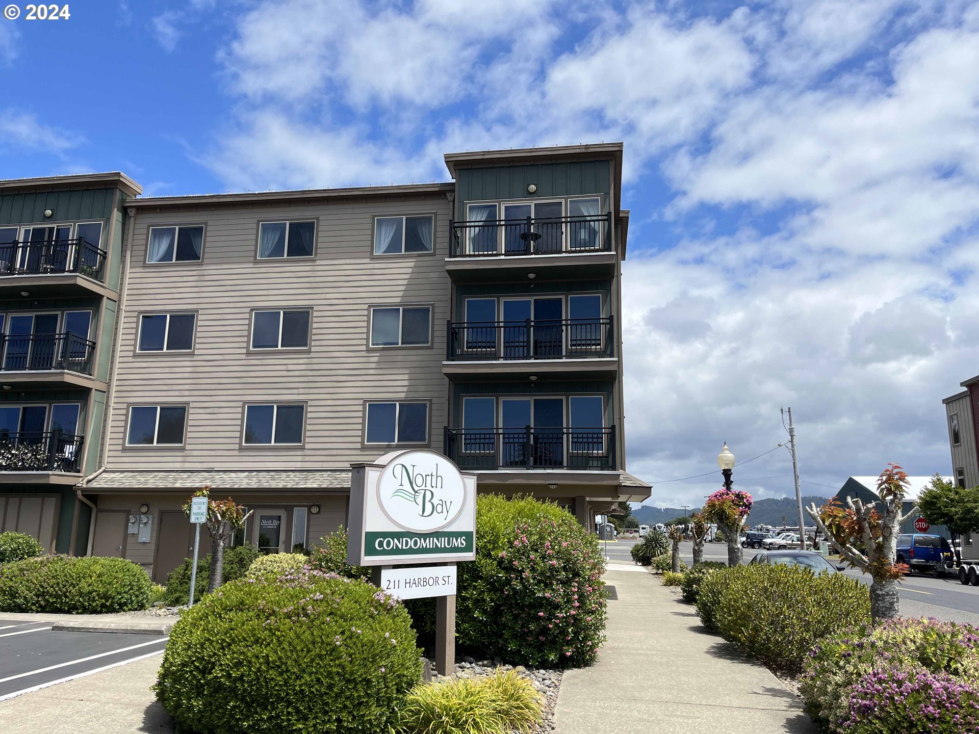 211 Harbor Street, Unit 31 Florence, OR 97439 - Photo 39 of 44 a front view of a house with table and chairs