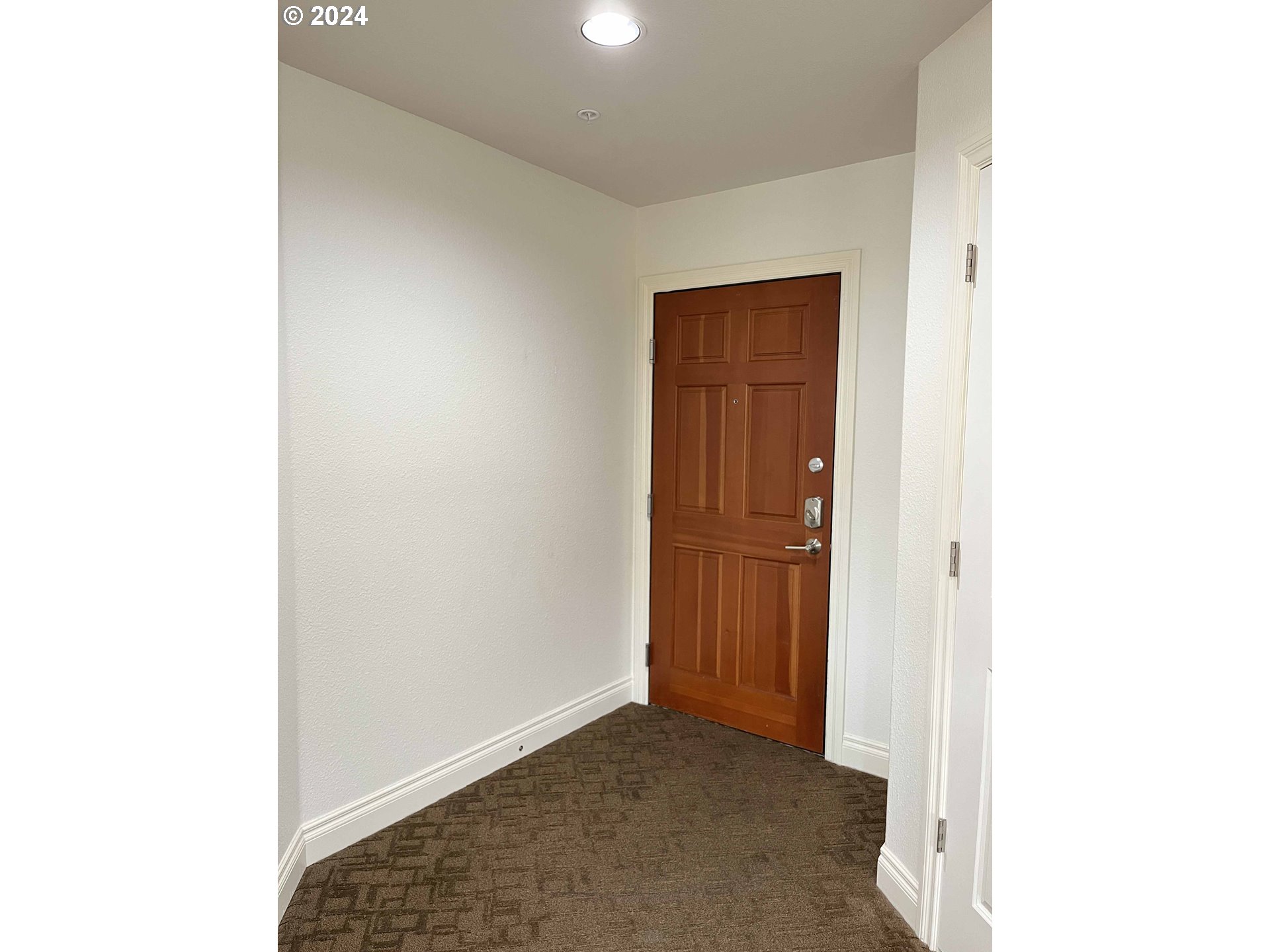 211 Harbor Street, Unit 31 Florence, OR 97439 - Photo 4 of 44 a view of hallway