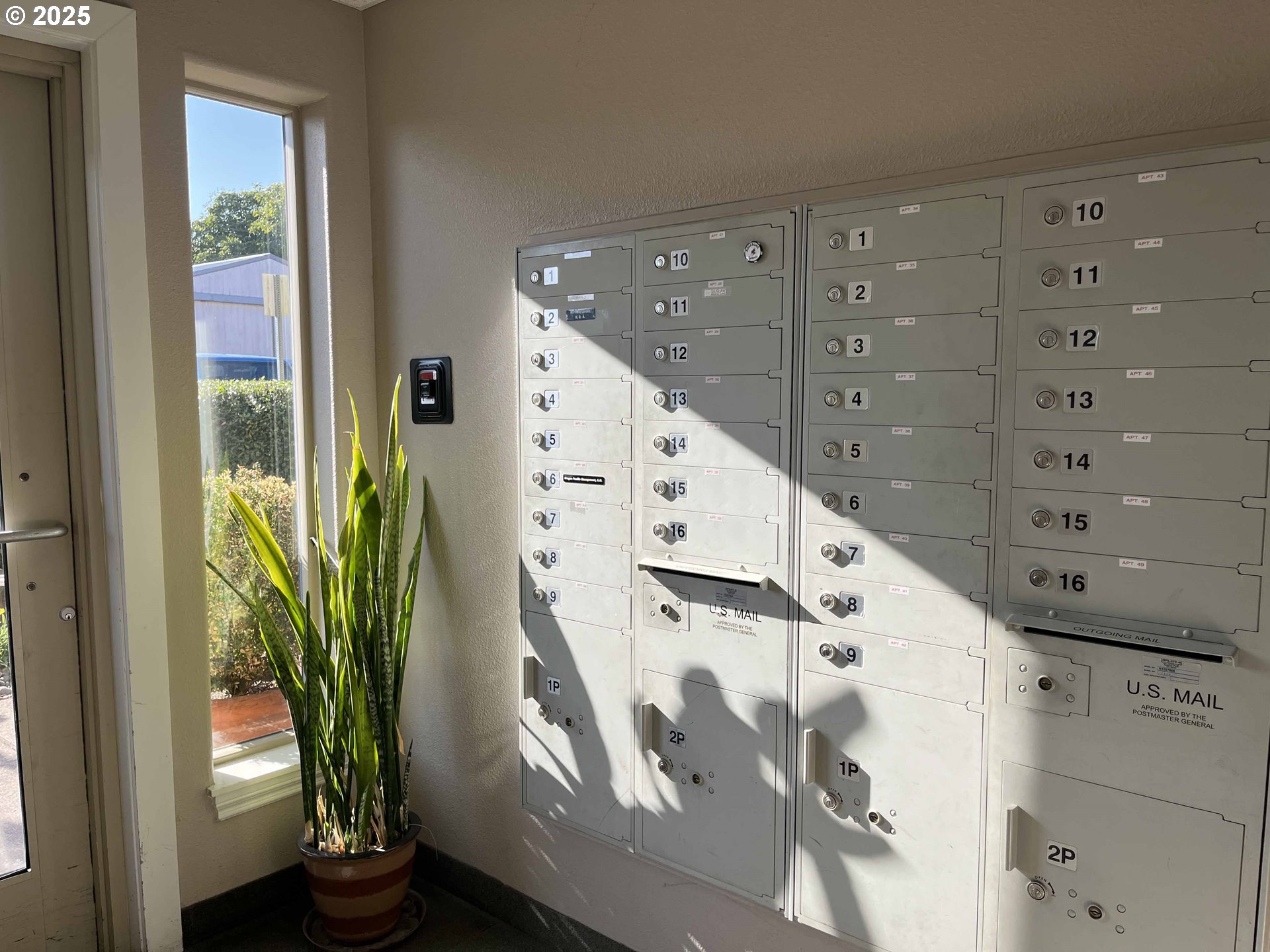 211 Harbor Street, Unit 31 Florence, OR 97439 - Photo 42 of 44 a view of entryway with wooden floor