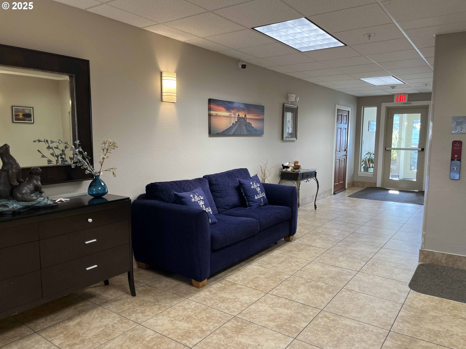 211 Harbor Street, Unit 31 Florence, OR 97439 - Photo 43 of 44 a living room with a couch and wooden floor