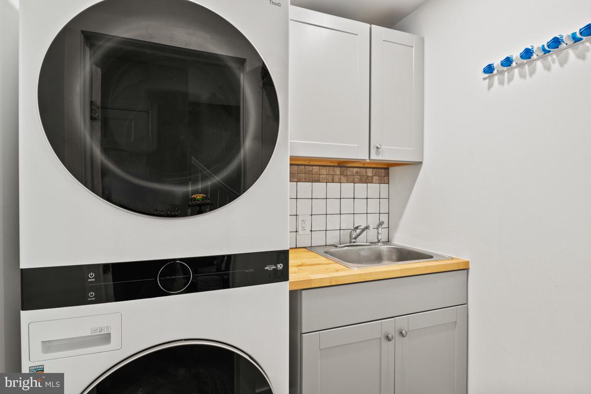121 Gwynedd Manor Road North Wales, PA 19454 - Photo 24 of 59 Modern laundry space with sleek design.