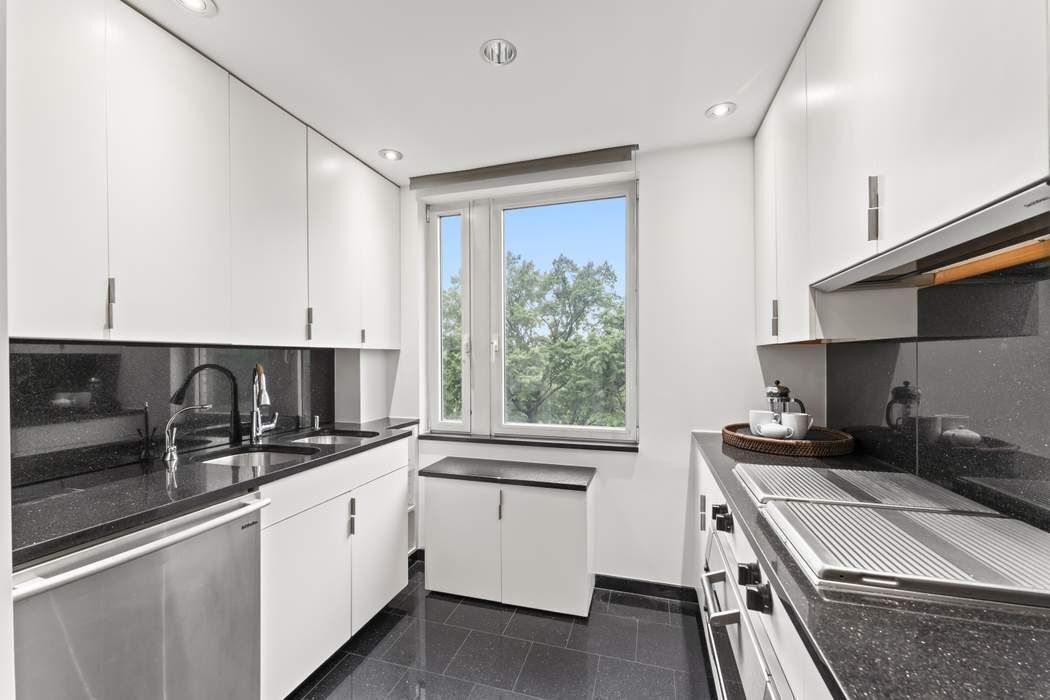 930 5th Avenue, Unit 7B Manhattan, NY 10021 - Photo 4 of 15