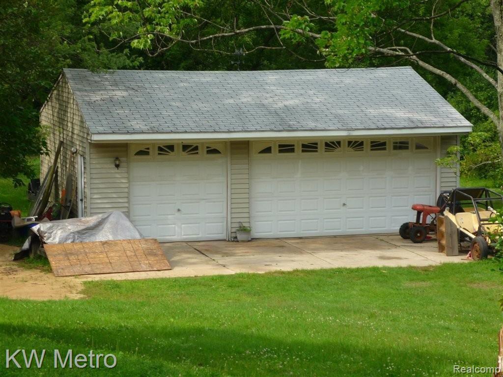 2733 Harvey Street Rochester, MI 48309 - Photo 3 of 4 3 car garage.JPG