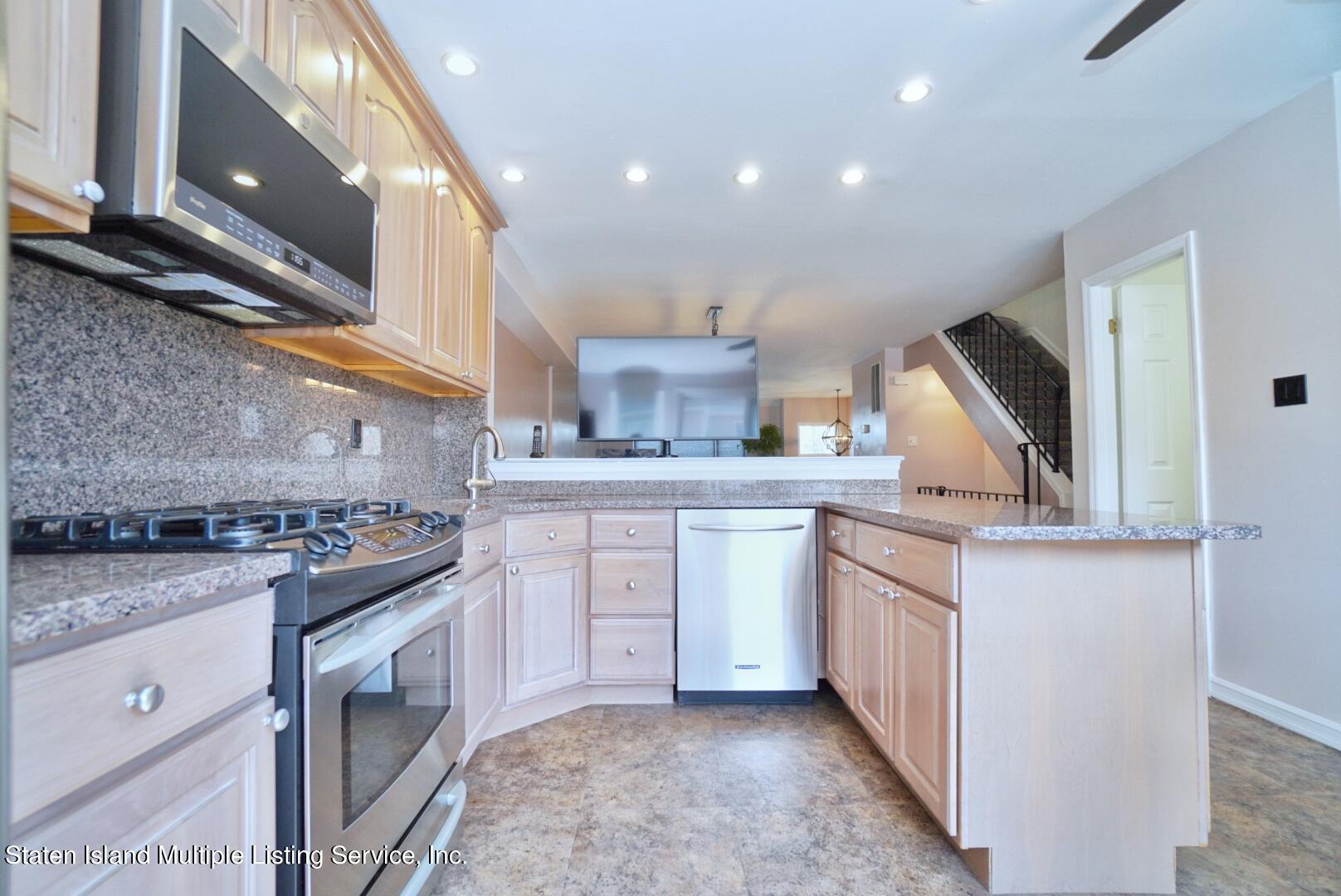 18 Pembrook Loop Staten Island, NY 10309 - Photo 10 of 40 Photo Mar 19, 11 38 52 AM