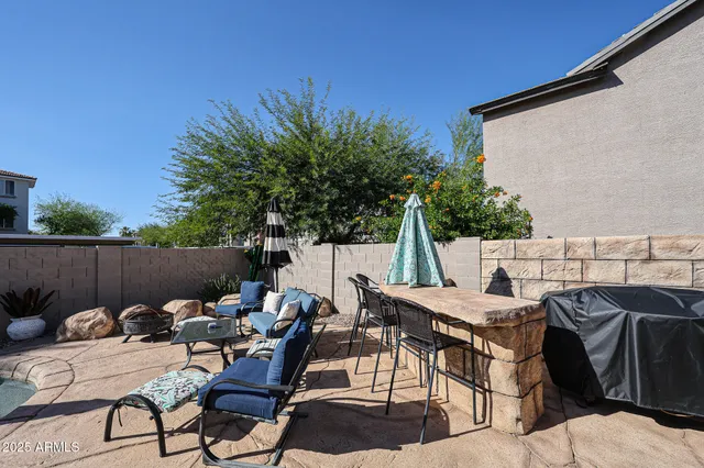 a view of a backyard